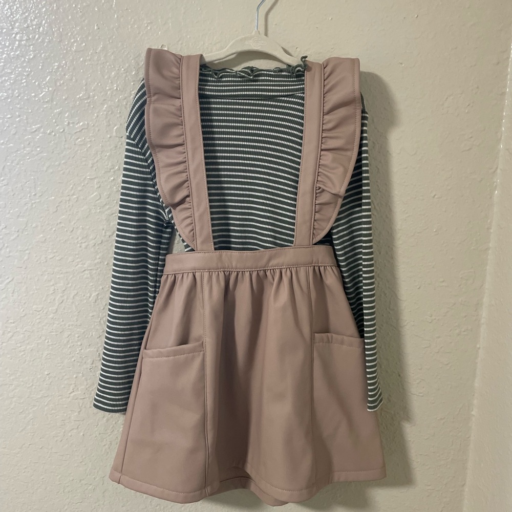 Cute NEVER WORN two piece set.